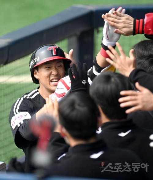 24일 서울 잠실야구장에서 ‘2022 신한은행 MY CAR KBO리그‘ LG 트윈스와 두산 베어스의 시범 경기가 열렸다. 4회초 1사 LG 송찬의가 역전 좌월 솔로 홈런을 날린 후 그라운드를 돌아 홈인해 하이파이브 하고 있다. 잠실 | 김종원 기자 won@donga.com