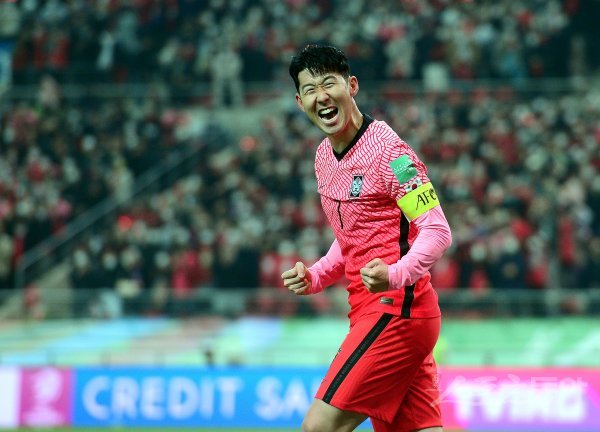 24일 서울 마포구 서울월드컵경기장에서 ‘2022 카타르월드컵’ 아시아 최종예선 한국과 이란의 경기에서 한국 손흥민이 골을 넣은 뒤 포효하고 있다. 상암 | 김민성 기자 marineboy@donga.com