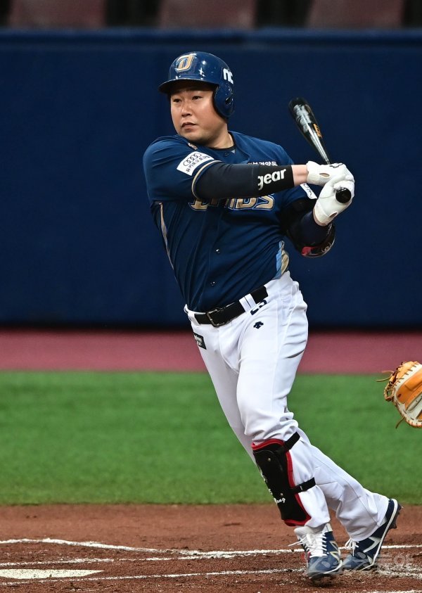 27일 서울 고척스카이돔에서 열린 ‘2022 KBO 리그’ 키움 히어로즈와 NC 다이노스의 시범경기에서 1회초 1사 1, 3루 NC 양의지가 선제 1타점 좌전 적시타를 치고 있다. 고척 | 주현희 기자 teth1147@donga.com