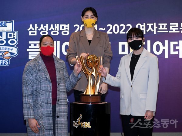 28일 서울 여의도 63컨벤션센터에서 열린 ‘삼성생명 2021-2022 여자프로농구’ 플레이오프 미디어데이에 참석한 BNK 썸 김한별, KB스타즈 강이슬, 우리은행 박지현이 카메라를 향해 포즈를 취하고 있다. 김민성 기자 marineboy@donga.com