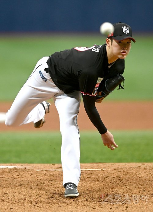 28일 고척스카이돔에서 ‘2022 신한은행 MY CAR KBO리그’ KT 위즈와 키움 히어로즈의 시범 경기가 열렸다. 선발 투수로 등판한 KT 배제성이 역투하고 있다. 고척 | 김종원 기자 won@donga.com