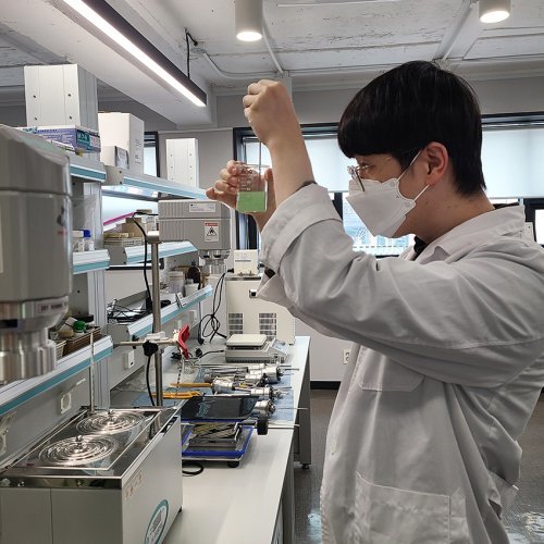 엘앤피코스메틱 연구개발(R&D) 센터 연구원. 사진제공 l 엘앤피코스메틱