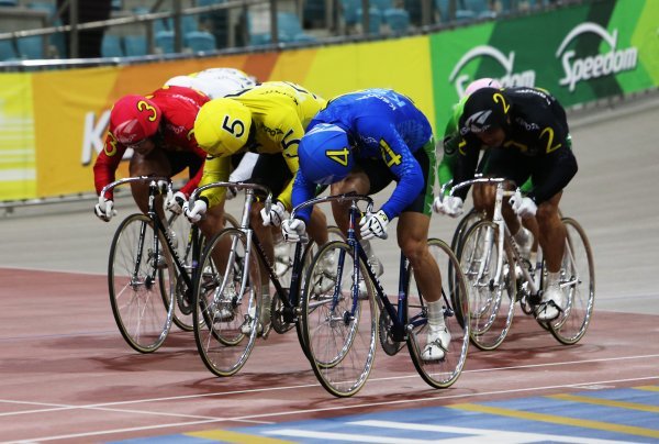 광명스피돔에서 선수들이 결승선을 앞두고 전력질주하고 있다. 겨우내 동계훈련으로 쌓은 공백기 선수들의 컨디션이 올라오면서 경륜 레이스 판도에 변화가 생기고 있다. 사진제공｜국민체육진흥공단