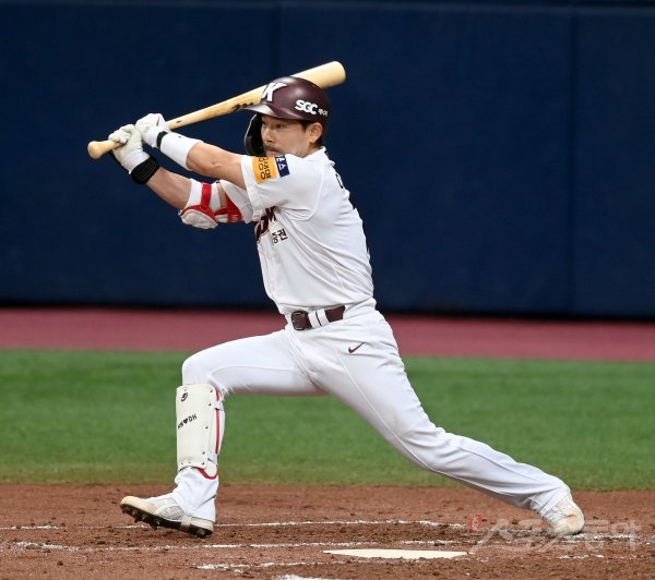 29일 고척 스카이돔에서 ‘2022 신한은행 MY CAR KBO리그’ KT 위즈와 키움 히어로즈 경기가 열렸다. 3회말 무사 키움 이용구가 중전 안타를 치고 있다. 고척 | 김종원 기자 won@donga.com