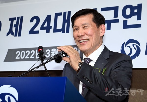 29일 서울 도곡동 KBO 야구회관에서 열린 ‘KBO 제 24대 허구연 총재 취임식’에 참석한 허구연 신임 총재가 취임사를 밝히고 있다. 서울 | 김민성 기자 marineboy@donga.com