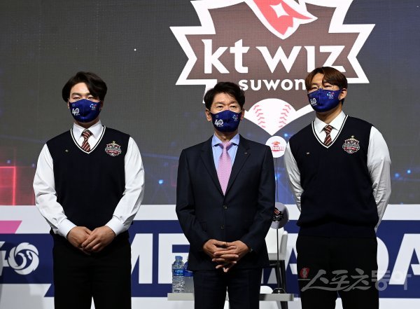 31일 서울 그랜드 하얏트호텔에서 ‘2022 신한은행 SOL KBO리그‘ 미디어데이가 열렸다. 지난 시즌 우승팀 kt 박병호, 이강철 감독, 소형준이 포즈를 취하고 있다. 김민성 기자 marineboy@donga.com