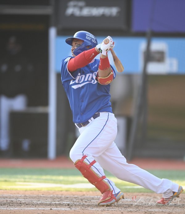 3일 경기도 수원KT위즈파크에서 열린 ‘2022 신한은행 SOL KBO리그’ KT 위즈와 삼성 라이온즈의 경기에서 9회초 1사 만루 삼성 김태군이 역전 3타점 2루타를 치고 있다. 수원 | 주현희 기자 teth1147@donga.com