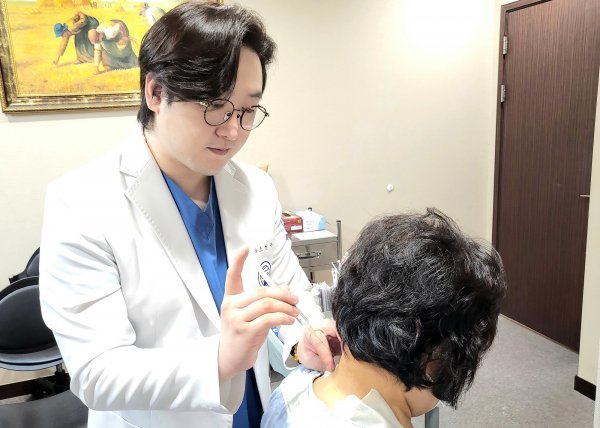 조현우 해운대자생한방병원 원장이 경추청수증 환자에게 약침을 놓고 있다.