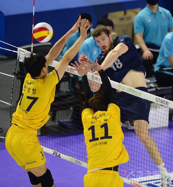 5일 인천계양체육관에서 열린 ‘2021~2022 도드람 V-리그’ 남자부 챔피언결정전 1차전 인천 대한항공과 의정부 KB손해보험의 경기에서 대한항공 링컨이 KB손해보험 블로커 앞에서 스파이크를 하고 있다. 인천 | 주현희 기자 teth1147@donga.com