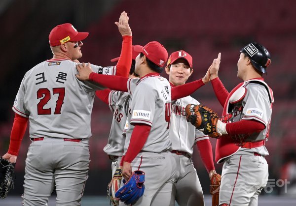 5일 수원KT위즈파크에서 열린  ‘2022 신한은행 MY CAR KBO리그’ SSG 랜더스와 KT 위즈의 경기에서 SSG가 8-5 승리를 거두며 3연승을 달렸다. 경기 종료 후 SSG 선수들이 하이파이브 하고 있다. 수원 | 김종원 기자 won@donga.com