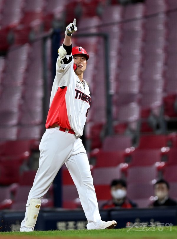 5일 광주기아챔피언스필드에서 ‘2022 신한은행 SOL KBO리그’ KIA 타이거즈와 한화 이글스의 경기가 열렸다. 8회말 1사 2, 3루에서 KIA 류지혁이 2타점 역전 적시타를 날린 후 환호하고 있다. 광주 | 김민성 기자 marineboy@donga.com