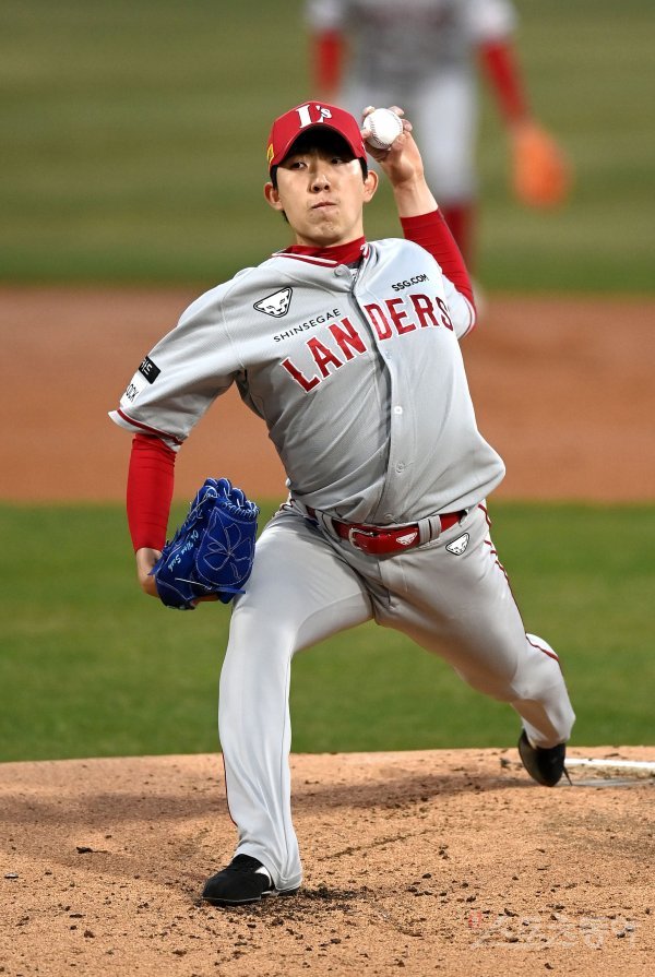 6일 수원KT위즈파크에서 ‘2022 신한은행 MY CAR KBO리그’ SSG 랜더스와 KT 위즈의 경기가 열렸다. 선발 투수로 등판한 SSG 오원석이 역투하고 있다. 수원 | 김종원 기자 won@donga.com