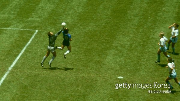 마라도나 ‘신의손’ 골 장면. 사진=게티이미지코리아.