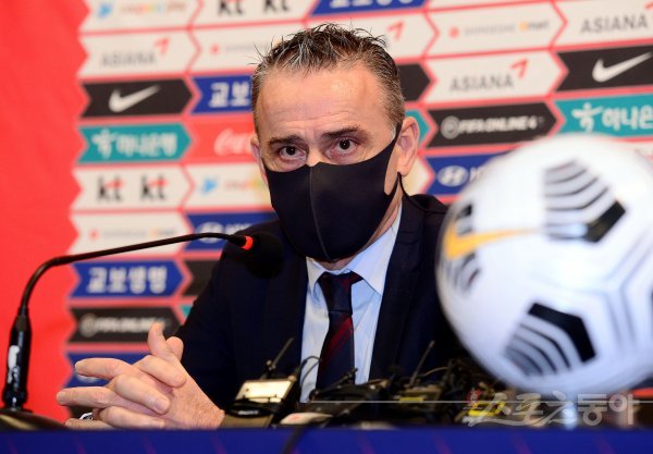 7일 경기도 파주 NFC(축구대표팀 트레이닝센터)에서 ‘2022 카타르월드컵‘ 아시아 최종예선 결산 및 본선 조편성 관련 미디어데가 열렸다. 축구대표팀 벤투 감독이 질문에 답하고 있다. 파주 | 김민성 기자 marineboy@donga.com
