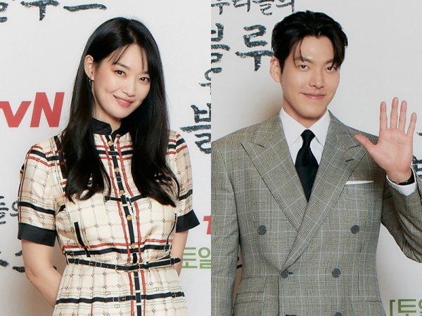 ‘연인’ 신민아(왼쪽)와 김우빈이 7일 온라인으로 진행된 tvN 새 토일드라마 ‘우리들의 블루스’ 제작발표회에서 밝은 표정으로 포즈를 취하고 있다. 사진제공｜tvN