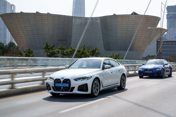 BMW 코리아가 브랜드 최초의 순수전기 그란쿠페 모델인 i4를 선보였다. 그란쿠페만의 우아하고 스포티한 디자인에, 내연기관에서 
검증된 BMW 특유의 역동적인 주행 성능을 전동화 모델에 완벽하게 구현한 상징적인 모델이다. 사진제공｜BMW코리아
