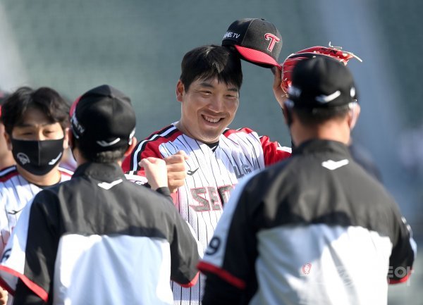 10일 서울 잠실야구장에서 열린 ‘2022 신한은행 MY CAR KBO리그’ NC 다이노스와 LG 트윈스 경기기에서 LG 5-3 승리를 거두며 위닝시리즈를 기록했다. 경기 종료 후 김현수가 하이파이브 하고 있다. 잠실 | 김종원 기자 won@donga.com