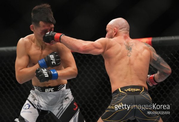 볼카노프스키에게 펀치 허용하는 정찬성. 사진=게티이미지코리아