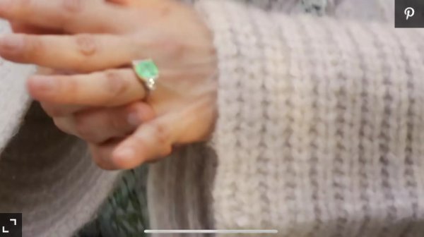 제니퍼 로페즈의 초록 다이아몬드 약혼 반지. 온 더 제이로 동영상 캡처.