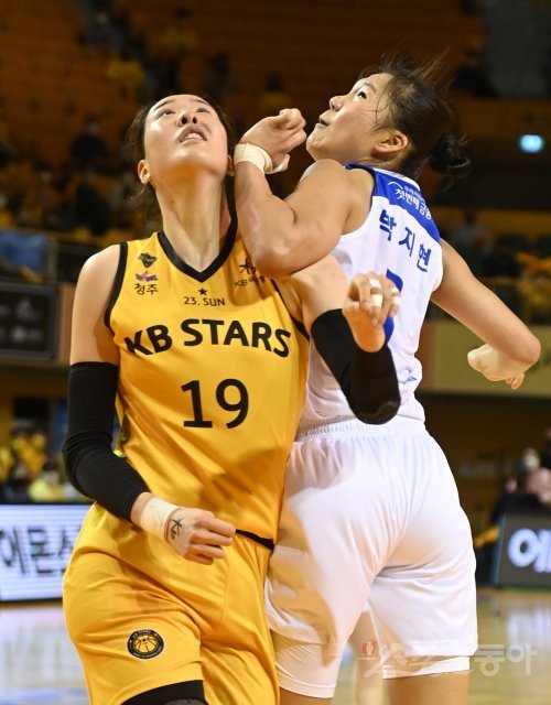 12일 충북 청주체육관에서 열린 ‘삼성생명 2021-2022 여자프로농구‘ 청주 KB와 아산 우리은행의 챔피언결정전 2차전 경기에서 우리은행 박지현이 슈팅 과정에서 KB 박지수와 충돌하고 있다. 청주 | 주현희 기자 teth1147@donga.com