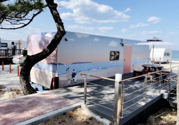 강릉 연곡해변 캠핑장의 무장애 카라반