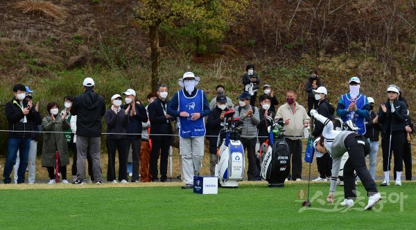 14일 경기도 여주 페럼클럽에서 열린 KLPGA ‘메디힐-한국일보 챔피언십’ 1번홀에서 갤러리들이 코로나 19로 제한된 입장이 허용되어 경기를 관람하고 있다. 여주 | 주현희 기자 teth1147@donga.com