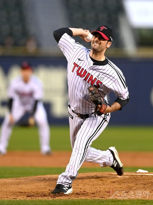14일 서울 잠실야구장에서 ‘2022 신한은행 MY CAR KBO리그’ SSG 랜더스와 LG 트윈스 경기가 열렸다. 선발 투수로 등판한 LG 플럿코가 역투하고 있다. 잠실 | 김종원 기자 won@donga.com