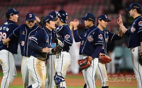 14일 경기도 수원KT위즈파크에서 열린 ‘2022 신한은행 SOL KBO리그’ KT 위즈와 두산 베어스의 경기에서 KT에 5-4로 승리를 거둔 두산 선수들이 기쁨을 나누고 있다. 수원 | 주현희 기자 teth1147@donga.com