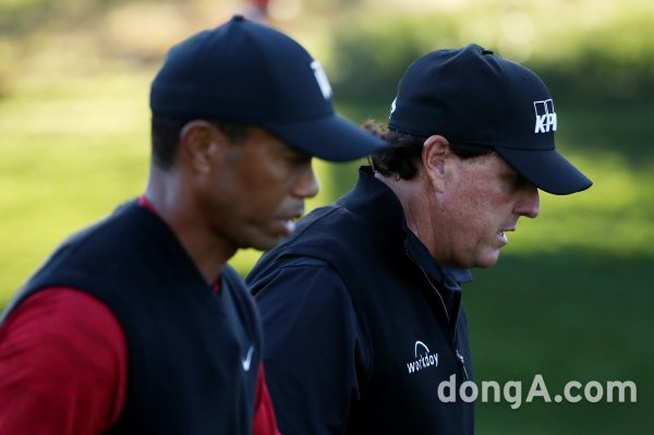 타이거 우즈와 필 미컬슨. 사진=게티이미지코리아.