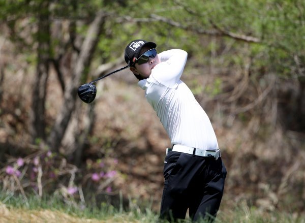 15일 2라운드 9번 홀에서 드라이버 티샷을 하고 있는 이형준. 사진제공  | KPGA