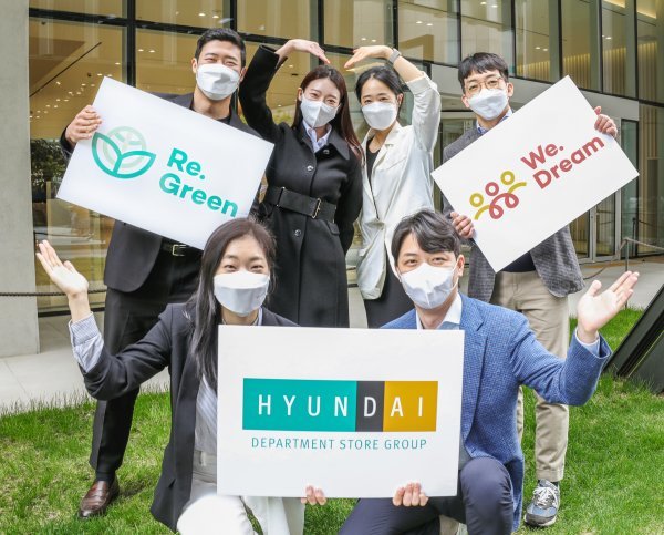 통합 ESG 브랜드 ‘리그린’과 ‘위드림’을 소개하고 있는 현대백화점그룹 직원들. 사진제공 l 현대백화점그룹