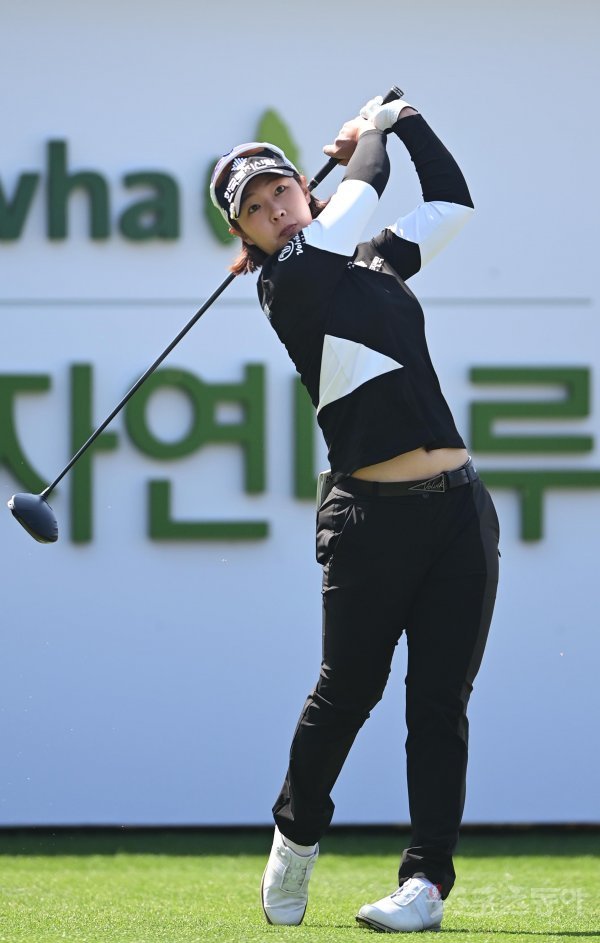 17일 경기도 여주 페럼클럽에서 열린 2022 KLPGA 투어 ‘메디힐-한국일보 챔피언십’ 파이널 라운드 1번홀에서 박지영이 티샷을 날리고 있다. 여주 | 주현희 기자 teth1147@donga.com