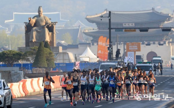 2022서울마라톤 겸 제92회 동아마라톤이 코로나바이러스 감염증 여파로 인해 3년만에 각국 선수들이 14일 오전 서울 도심을 달리고 있다.선수들 뒤편으로 세종대왕 동상과 청와대 광화문이 보인다. 전영한 기자 scoopjyh@donga.com