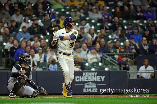 크리스티안 옐리치(밀워키)가 19일(한국시간) 피츠버그전 4회 만루 홈런을 때려낸 뒤 타구를 바라보고 있다. 사진=게티이미지코리아