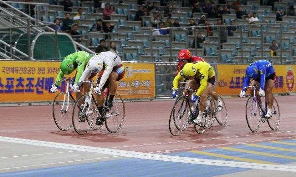 절대강자 임채빈이 빠지면서 역대급 혼전이 예상되는 대상경륜. 사진은 2019년 열린 스포츠조선배 대상경륜에서 선두로 결승선을 통과하는 황인혁(1번 선수). 사진제공｜국민체육진흥공단