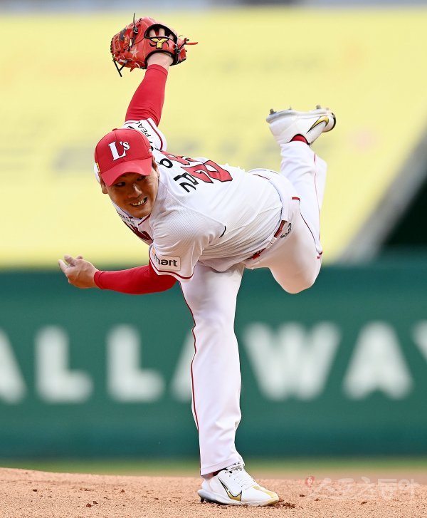 21일 인천 SSG 랜더스필드에서 ‘2022 신한은행 SOL KBO리그’ SSG 랜더스와 키움 히어로즈의 경기가 열렸다. SSG 선발투수 김광현이 힘차게 볼을 던지고 있다. 인천 | 김민성 기자 marineboy@donga.com