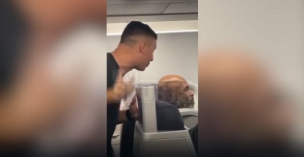 폭행이 일어나기 전 뒷좌석 승객이 마이크 타이슨을 자극하는 장면. TMZ영상 캡처.