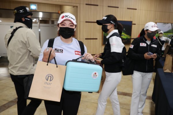 넥센-세인트나인 마스터즌 2022에 참가해 주최측이 마련한 기념품을 받고 환한 표정을 짓고 있는 장하나. 사진제공 | KLPGA