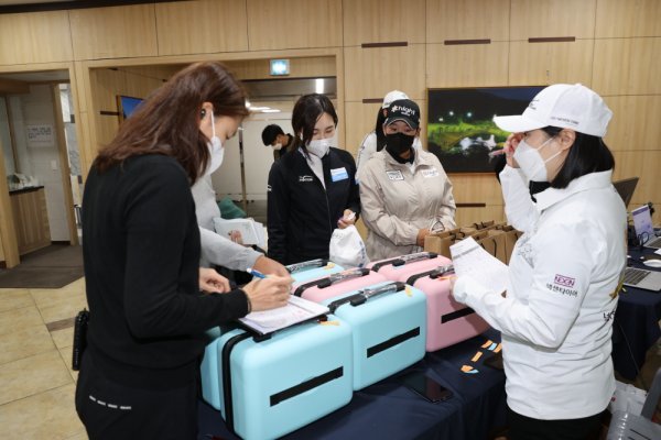 넥센-세인트나인 마스터즈 2022를 주최하는 넥센과 넥센타이어가 선수들을 세심하게 배려해 호평을 받고 있다. 기념품을 수령하기 위해 모여있는 선수들. 사진제공 | KLPGA