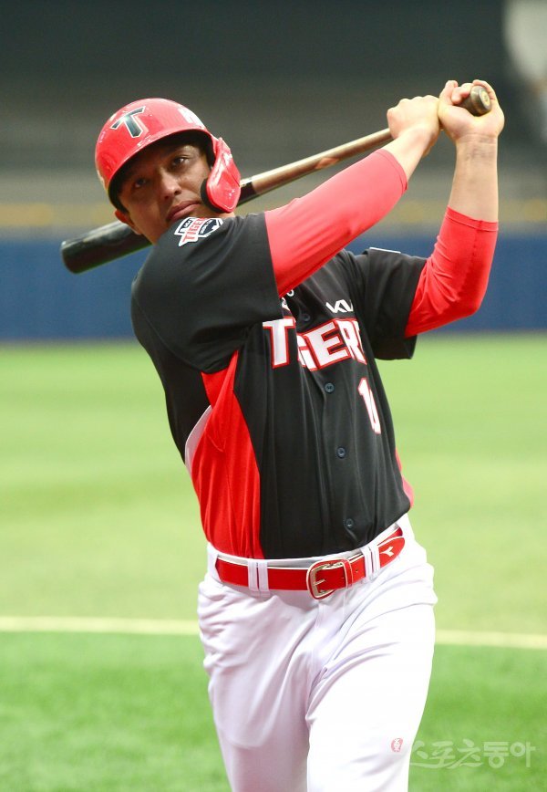 24일 서울 고척스카이돔에서 ‘2022 신한은행 MY CAR KBO리그’ KIA 타이거즈와 키움 히어로즈 경기가 열린다. KIA로 트레이드 된 박동원이 포토타임을 갖고 있다. 고척 | 김종원 기자 won@donga.com