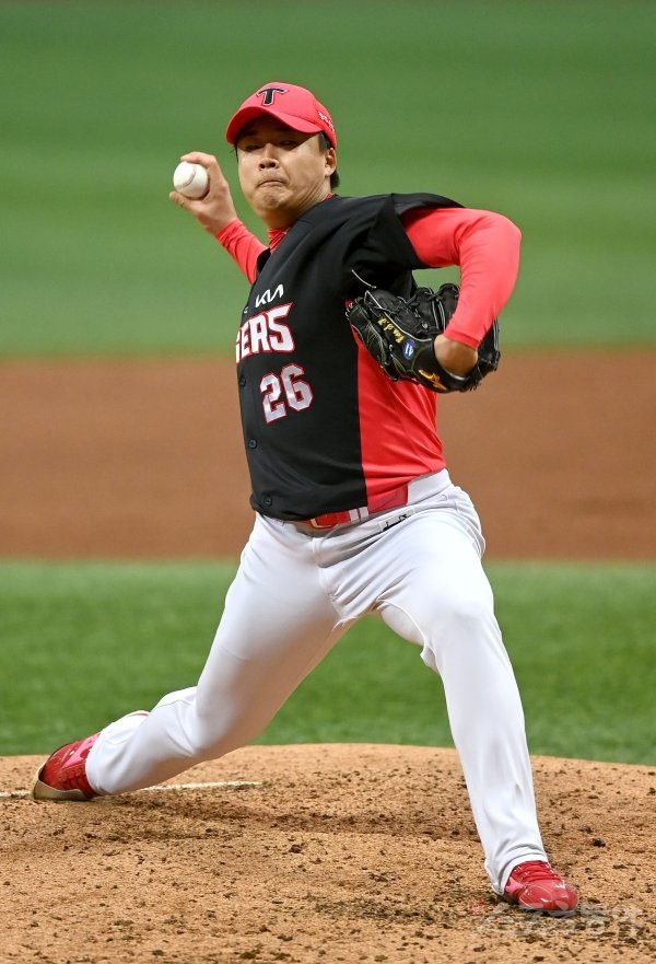 24일 서울 고척스카이돔에서 ‘2022 신한은행 MY CAR KBO리그’ KIA 타이거즈와 키움 히어로즈 경기가 열렸다. 선발 투수로 등판한 KIA 한승혁이 역투하고 있다. 고척 | 김종원 기자 won@donga.com