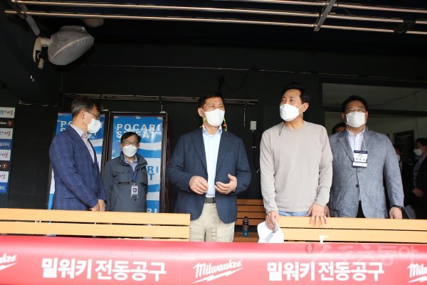 24일 서울 잠실야구장에서 열린 ‘2022 신한은행 SOL KBO리그’ 두산 베어스와 LG 트윈스의 경기에 앞서 허구연 KBO 총재와 오세훈 서울시장이 더그아웃을 살피고 있다. 잠실 | 주현희 기자 teth1147@donga.com