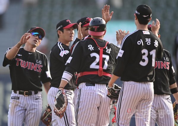 24일 서울 잠실야구장에서 열린 ‘2022 신한은행 SOL KBO리그’ 두산 베어스와 LG 트윈스의 경기에서 두산에 5-0으로 승리한 LG 선수들이 기쁨을 나누고 있다. 잠실 | 주현희 기자 teth1147@donga.com