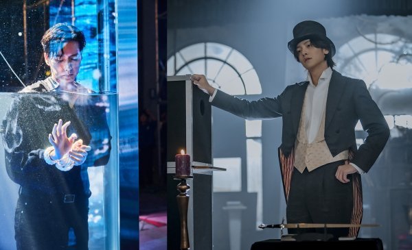 배우 박해진(왼쪽)과 지창욱이 MBC 드라마 ‘지금부터, 쇼타임!’과 넷플릭스 시리즈 ‘안나라수마나라’를 무대로 각기 다른 매력을 가진 마술사의 모습을 보여줄 예정이다. 사진제공|MBC·넷플릭스