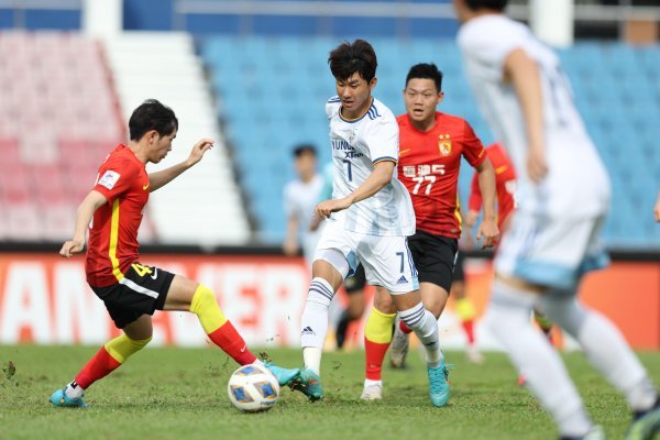 울산 윤일록(가운데)이 24일(한국시간) 말레이시아 조호르바루의 탄 스리 다토 하지 하산 유노스 스타디움에서 열린 ACL 조별리그
 I조 4차전에서 광저우FC 선수들을 따돌리고 돌파를 시도하고 있다. 울산은 5-0 완승을 거둬 16강 진출 가능성을 높였다. 
사진제공 I 한국프로축구연맹