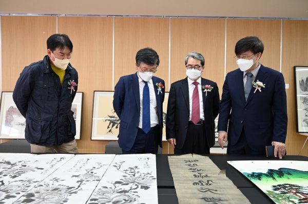 사진제공 이태석재단, 미술품 기부 전시회 참석자들