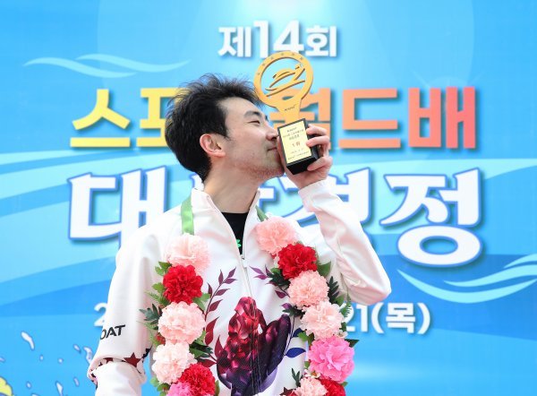 트로피에 입을 맞추고 있는 조성인. 사진제공|국민체육진흥공단