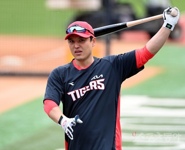 26일 경기도 수원 kt위즈파크에서 ‘2022 신한은행 SOL KBO리그’ kt 위즈와 KIA 타이거즈의 경기가 열린다. 경기에 앞서 키움에서 트레이드 된 KIA 박동원이 훈련을 펼치고 있다. 수원 | 김민성 기자 marineboy@donga.com