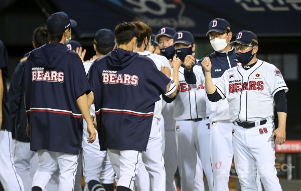 26일 서울 잠실야구장에서 ‘2022 신한은행 MY CAR KBO리그’ NC 다이노스와 두산 베어스 경기가 열렸다. 8-4 승리를 거둔 후 두산 김태형 감독이 선수들과 하이파이브 하고 있다. 잠실 | 김종원 기자 won@donga.com