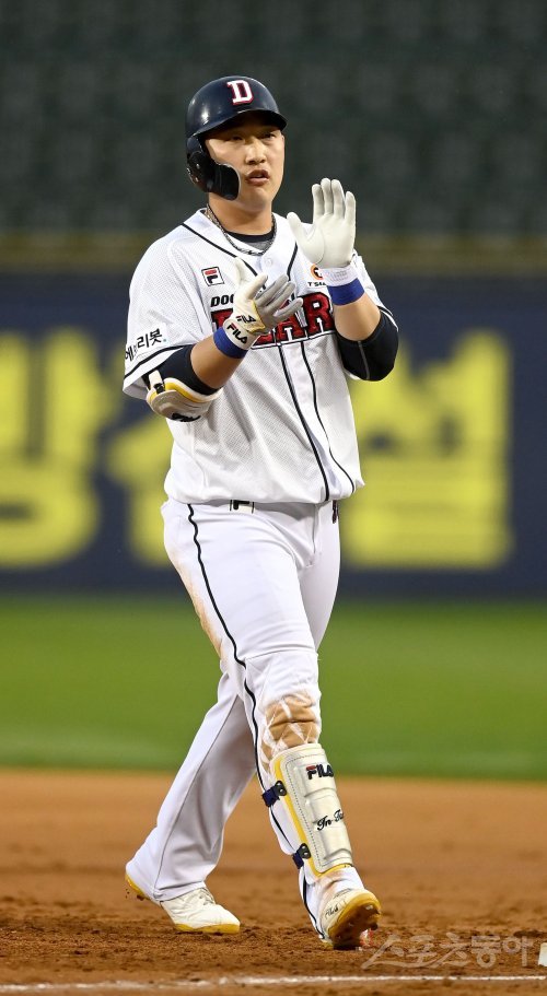 26일 서울 잠실야구장에서 ‘2022 신한은행 MY CAR KBO리그‘ NC 다이노스와 두산 베어스 경기가 열렸다. 2회말 2사 2루 두산 김인태가 1타점 적시타를 치고 1루에서 기뻐하고 있다. 잠실 | 김종원 기자 won@donga.com